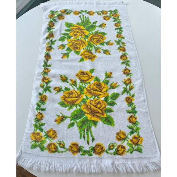 Vintage 70s bath towel, white, orange and yellow flowers with greenery - Picture 1 of 10